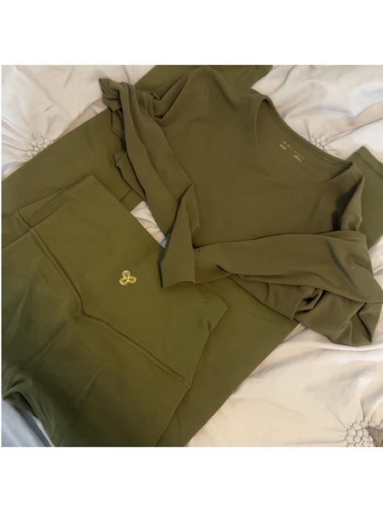 Aritzia Tops - Butter tna set green